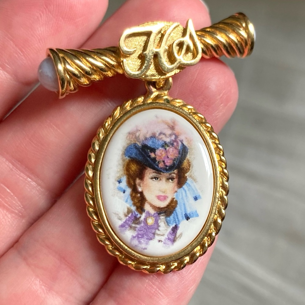 Vintage Avon Signed “Honor Society” Mrs Albee Portrait Bar Brooch 1996-97